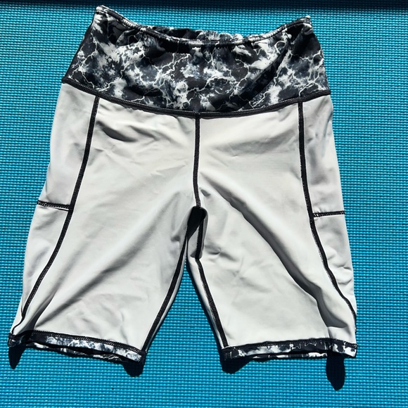Black Milk Exercise Shorts Lightning Print size Large - Picture 4 of 5